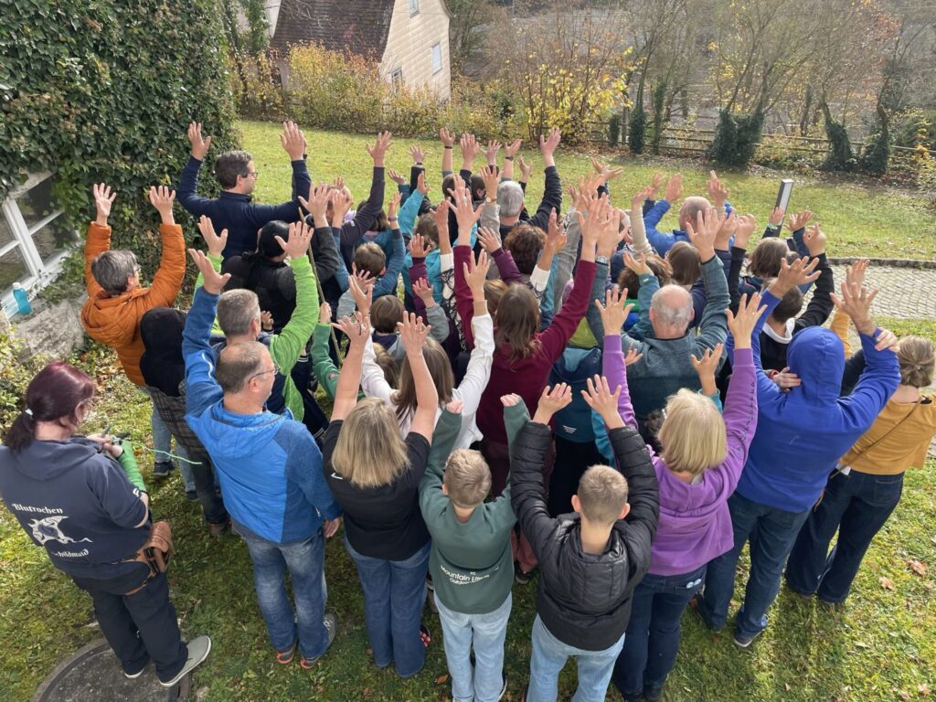 Teilnehmende vom Familienwochenende 2025 von hinten "hoch die Hände Familienwochenende".